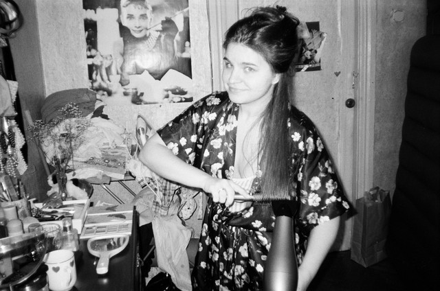 Девушка сушит волосы чб плёнка