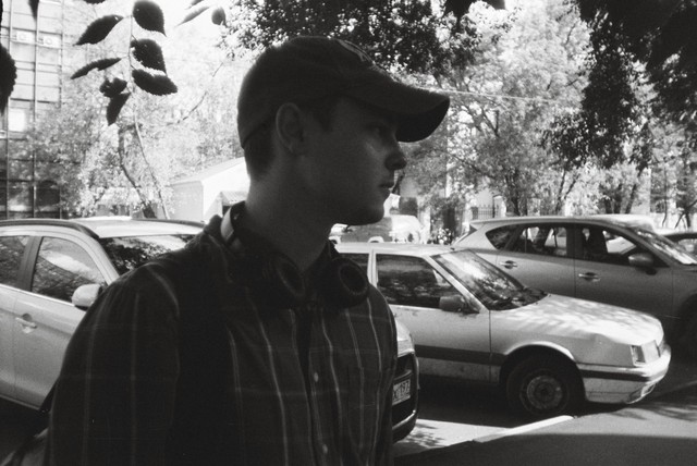 Парень в кепке чб фотоплёнка