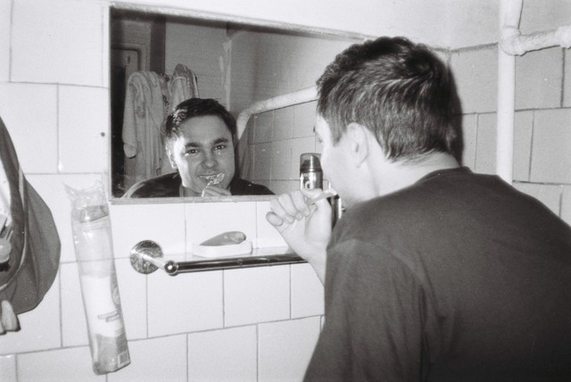 Парень чистит зубы чб фотоплёнка