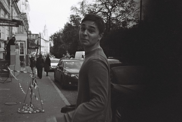 Студент гуляет чб фотоплёнка