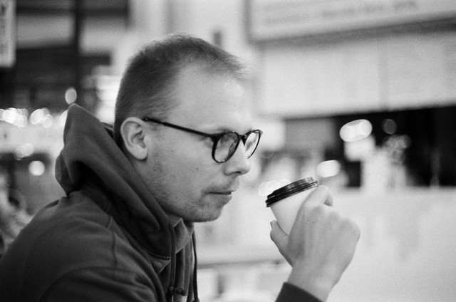 Парень в очках портрет на плёнку