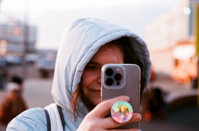 Девушка с телефоном портрет на плёнку