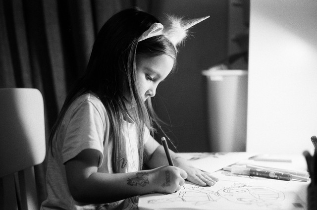 Девочка пишет ручкой чб фото на плёнку