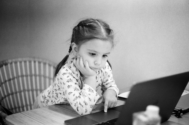 Девочка смотрит в ноутбук фото на плёнку