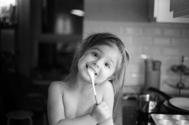 Девочка позирует чб фото на плёнку