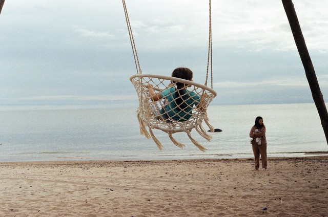 Девочка на качелях фото на плёнку