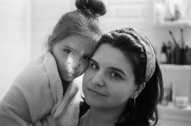 Девочка с мамой чб фото на плёнку