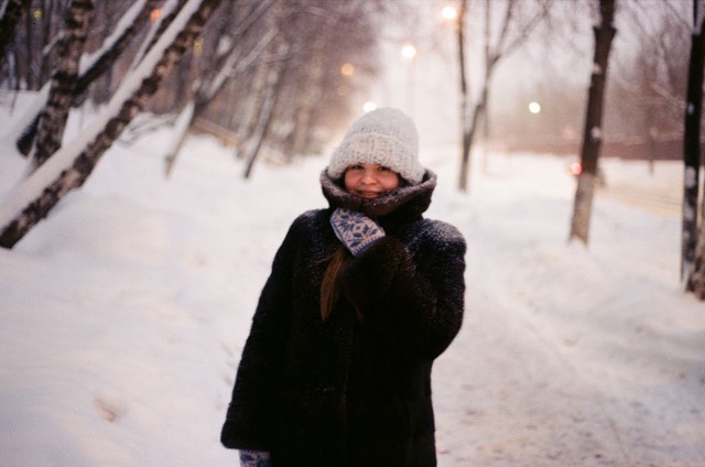 Девушка в шубе зимой фото на плёнку
