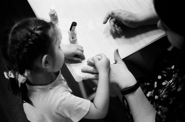 Дочь красит ногти маме фото на плёнку