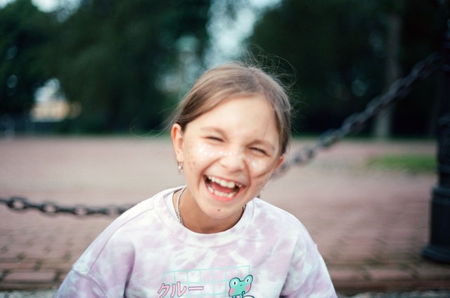 Девочка смеётся фото на плёнку