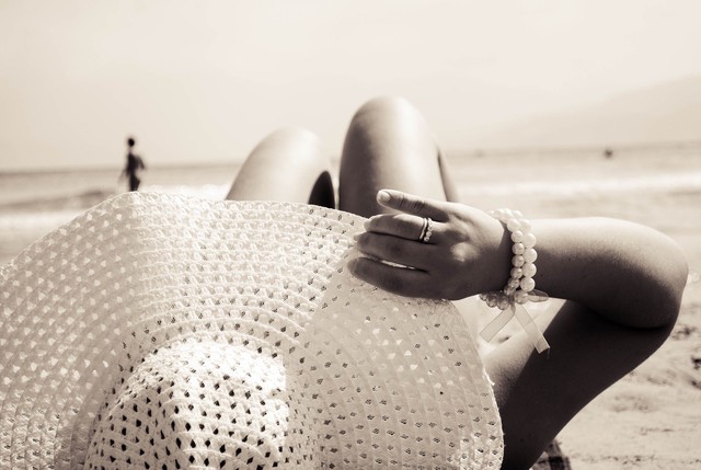 Девушка лежит на берегу