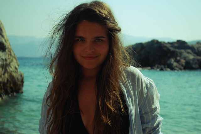 Красивая девушка на фоне моря