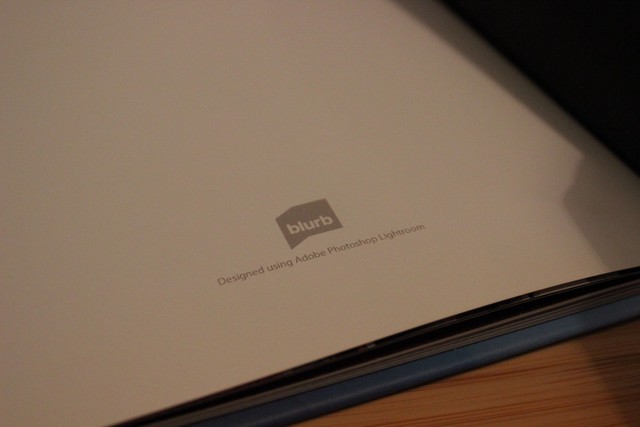 Форзац фотокниги с логотипом компании Blurb